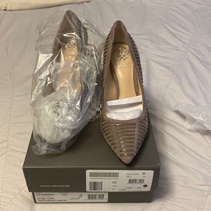 Vince Camuto Taupe suede pump in size 6